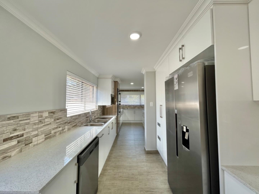 4 Bedroom Property for Sale in Wavecrest Eastern Cape